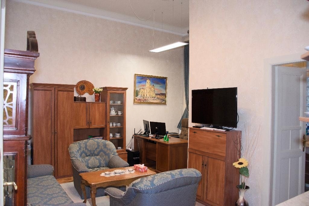Külön apartmanrész klasszikus nappalija ülőgarnitúrával és dolgozósarokkal