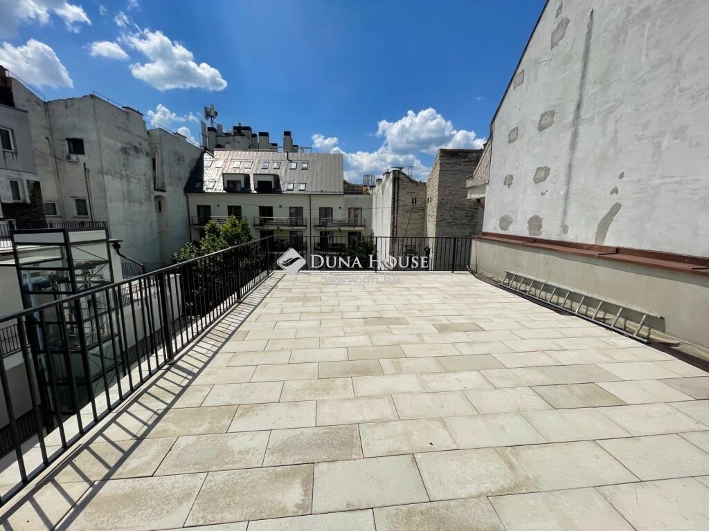 Napfényes, tágas tetőterasz városi panorámával